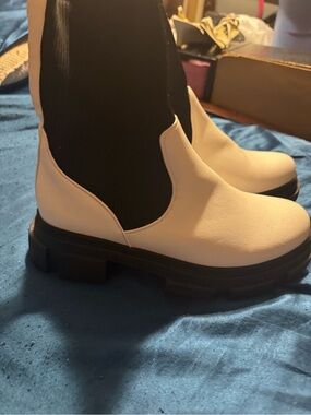 Women’s Size 9 White & Black Boots